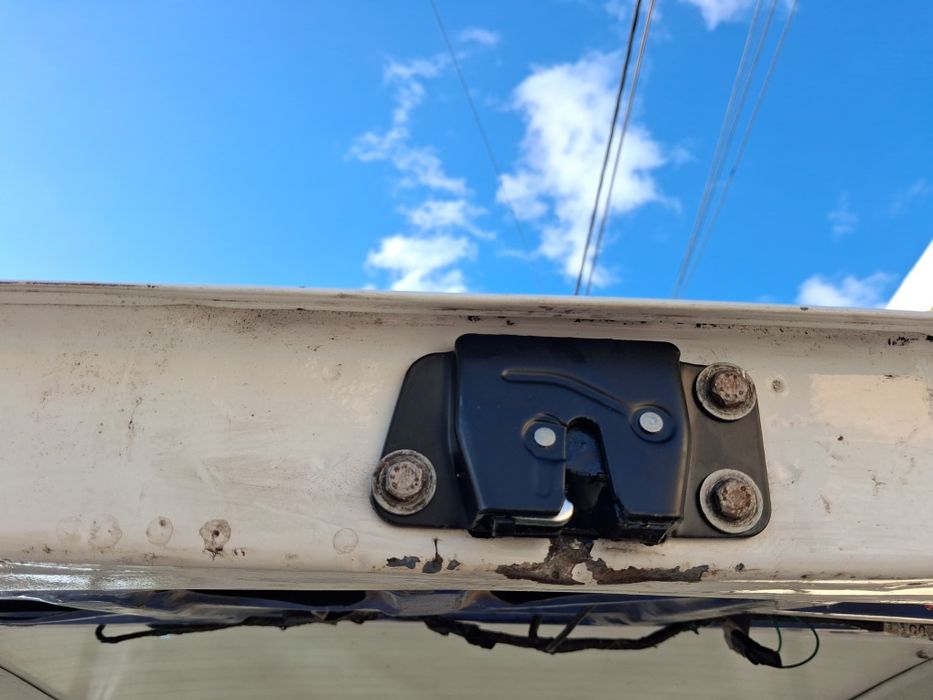 Fechadura tampa Mitsubishi  L400