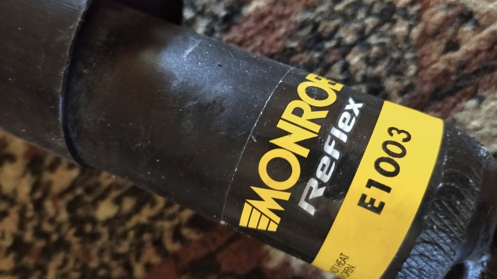 Омега Б задня стойка,два пильника задні