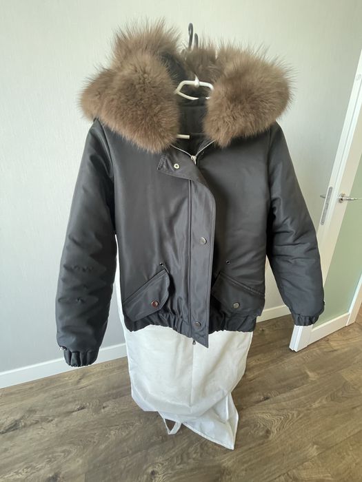 Зимний бомбер с капюшоном