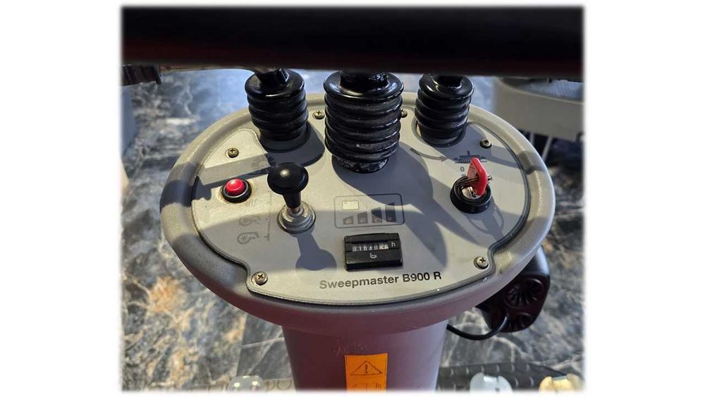 Zamiatarka fotelowa Hako Sweepmaster 900 R