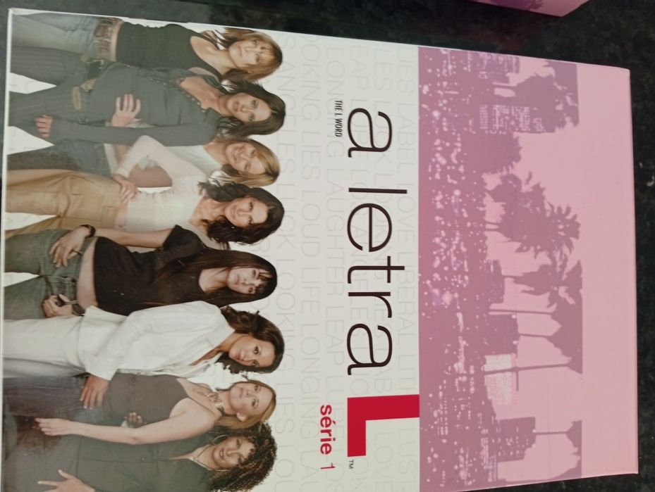 Vendo DVD da série "A Letra L"