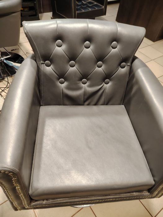 Fotel do salonu fryzjerskiego z podnóżkiem