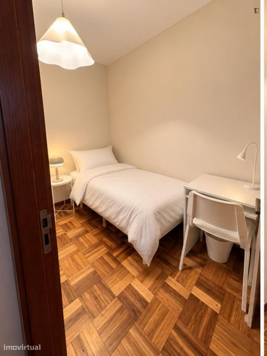 Quarto - localizado em Mafamude Porto