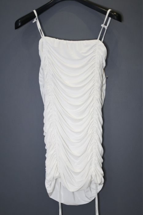 Biała marszczona sukienka na ramiączka, BooHoo