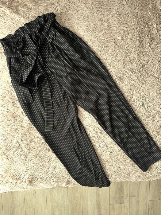 Класичні жіночі укорочені брюки в смужку