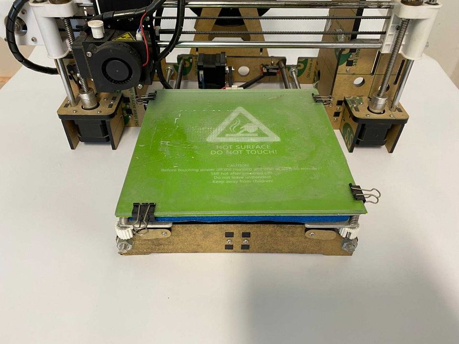 Impressora 3D FDM com mesa aquecida e filamento