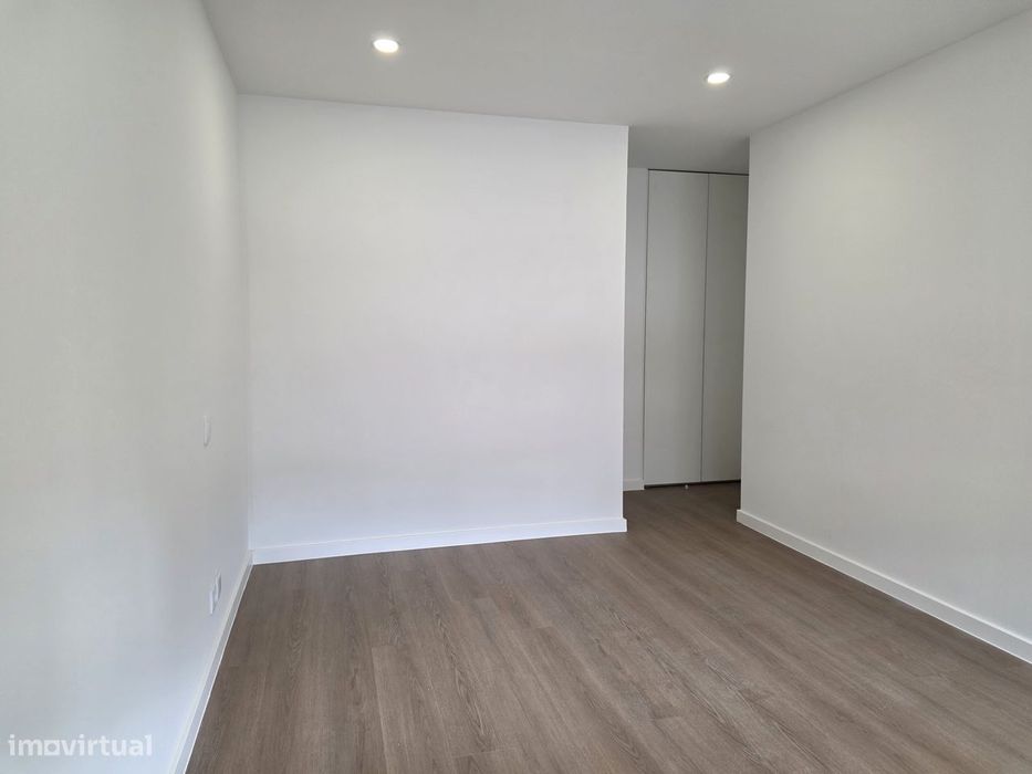 T3 totalmente remodelado | 126 m² | Garagem fechada | Pronto a habitar