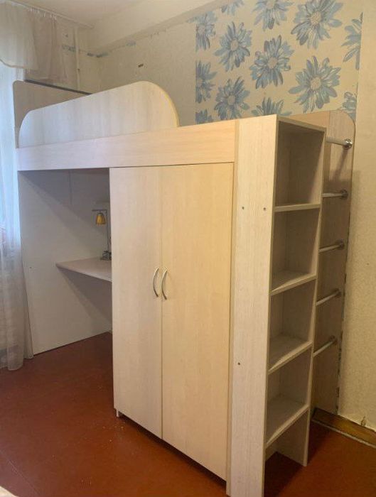 Кровать, шкаф, стол