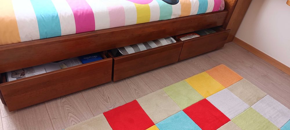 Cama solteiro e secretária