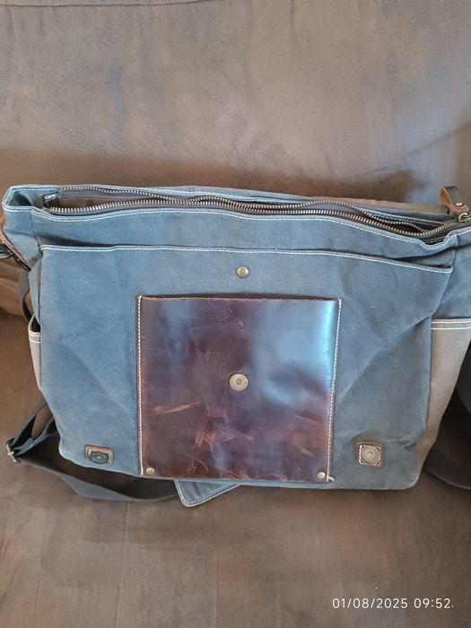 Mala transversal tipo carteiro em pele e lona