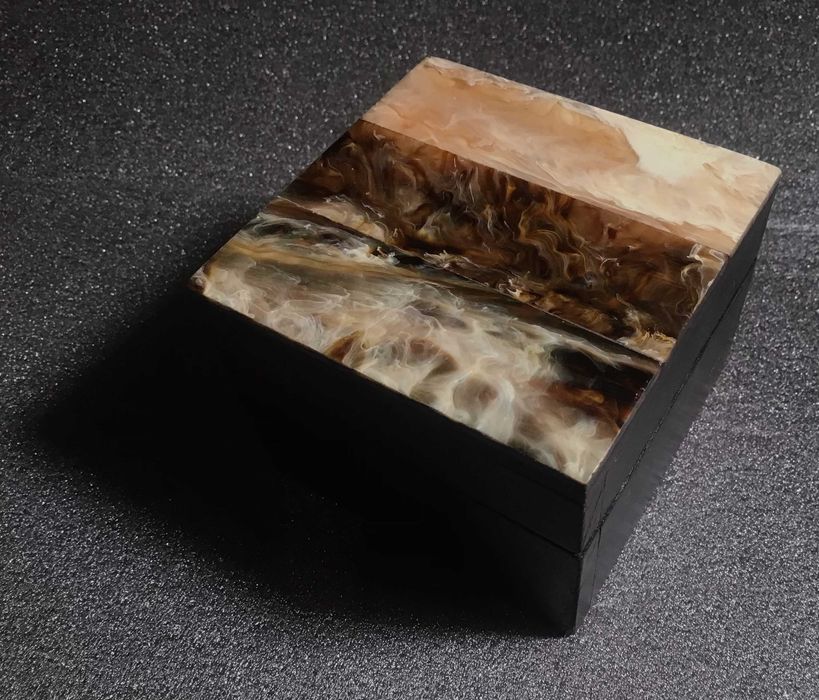 Pequenas caixas de madeira com original tampa decorativa em osso