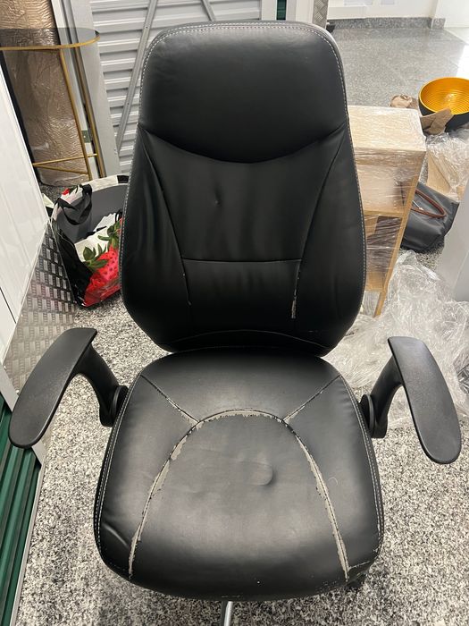 Cadeira de escritório ergonómica preta