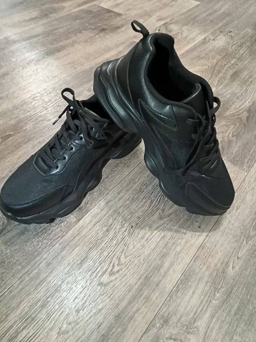 Кросівки чоловічі