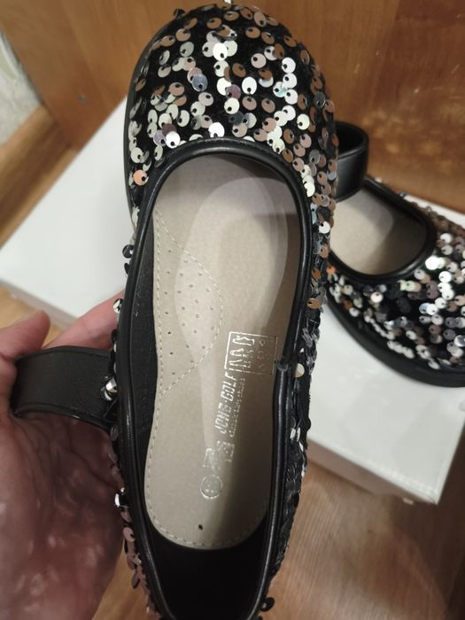 Продам святкові туфлі для дівчинки