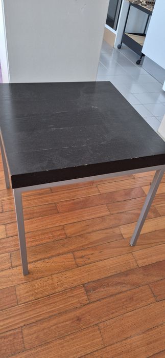 Mesa de centro em madeira e mental