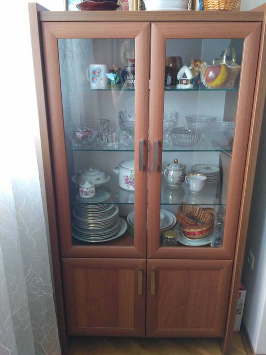 Шафа, сервант (буфет) з скляними поличками у відмінному стані