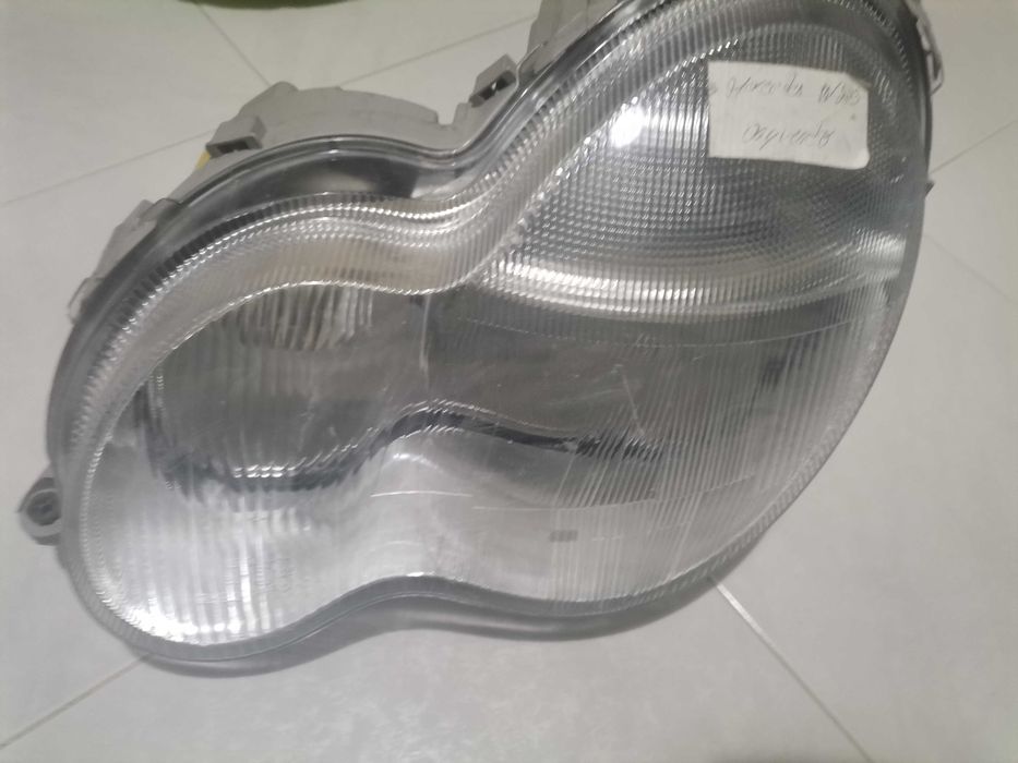 Farol Direito Mercedes Classe C (W203) – 45€ (Loures)