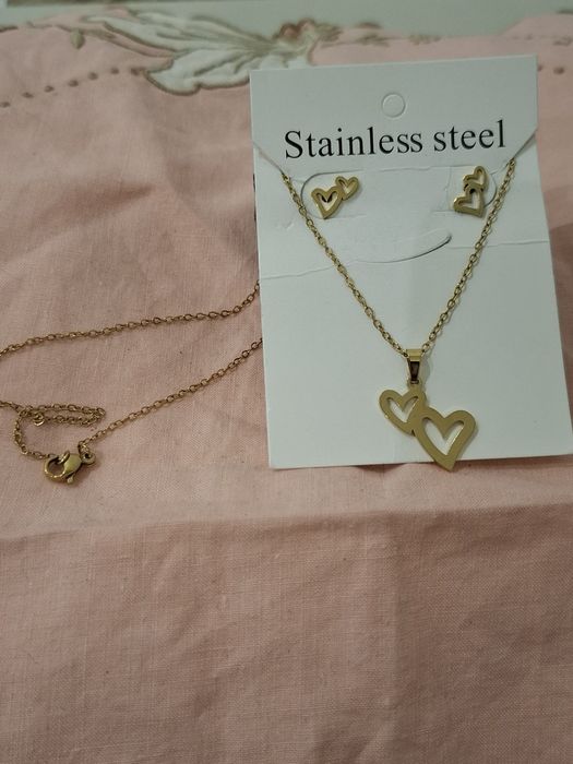 Conjunto colar e brincos corações dourados em Aço 
Novos