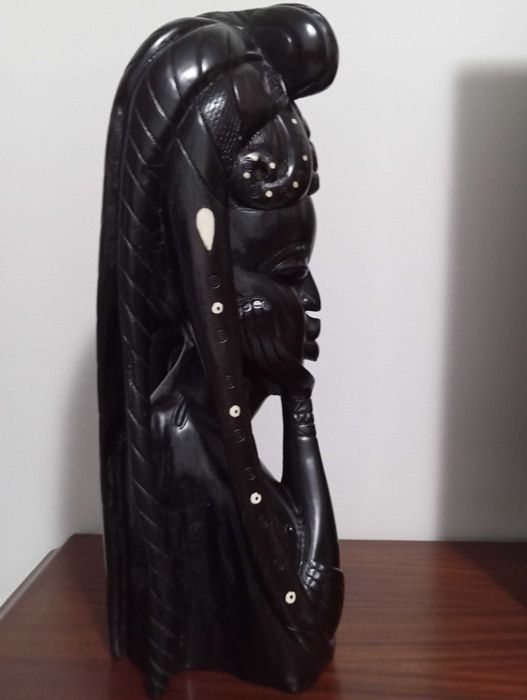 Busto africano em ébano