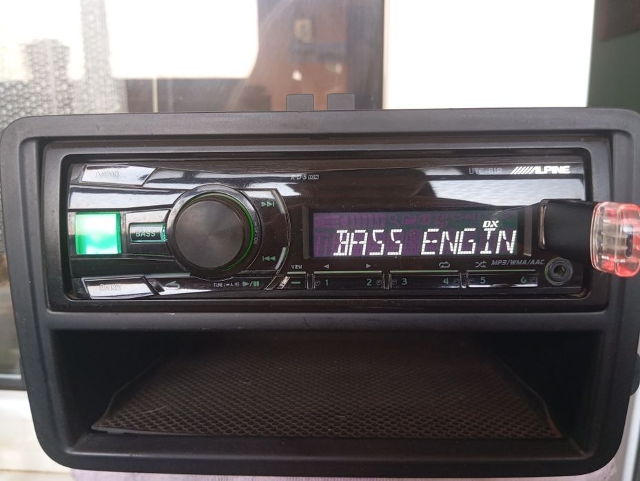 Alpine Ute -81 R c Bluetooth.