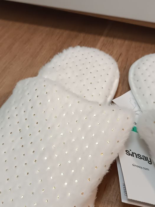 Kapcie białe w złote groszki Sinsay