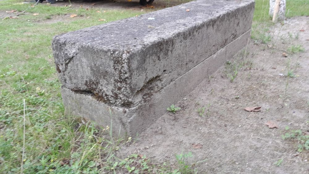 Stare bloki betonowe.