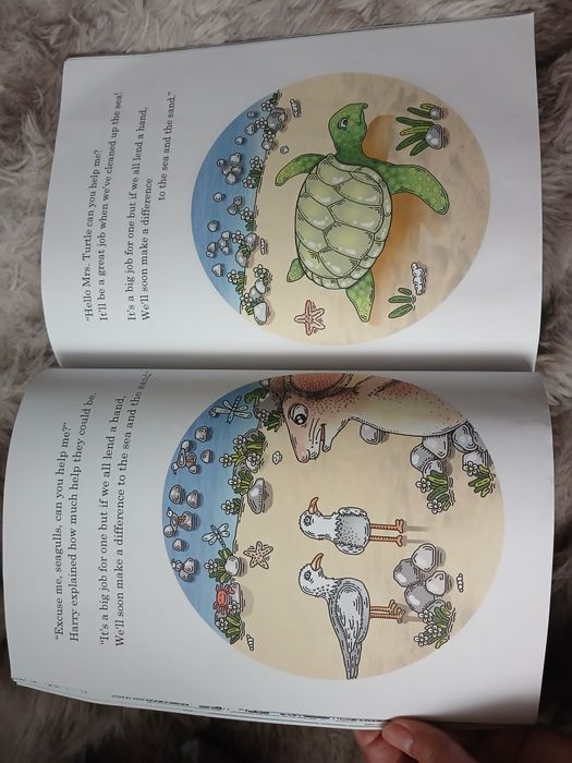 Livro infantil "Harry Saves The Ocean" em inglês