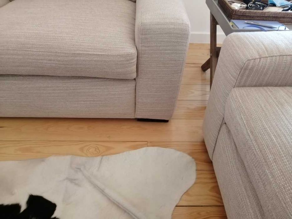 Sofá cinzento claro