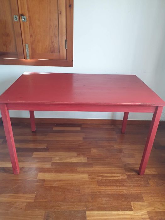 Mesa em madeira pintada