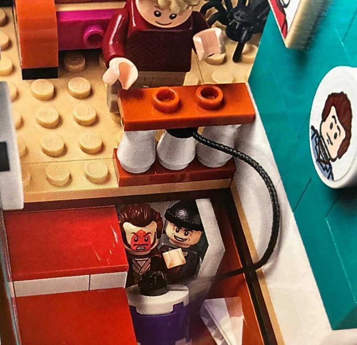 LEGO Ideas 21330 Kevin sam w domu