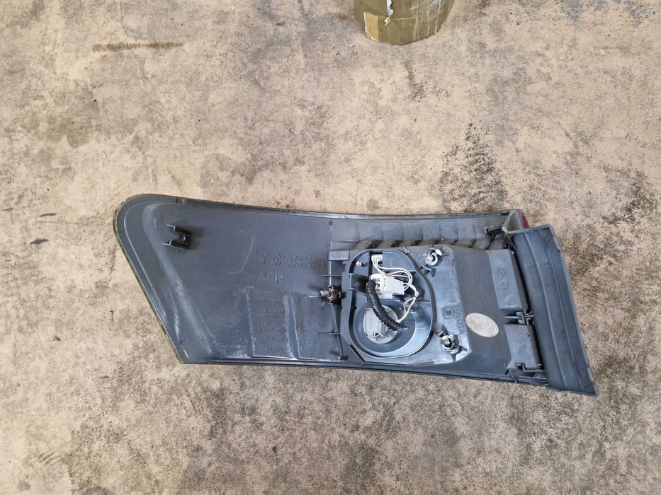 Toyota Avensis T27 010r. sedan lampa tylna prawa.