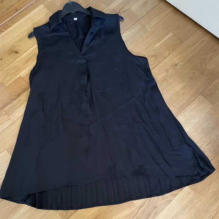 Túnica preta com elegante plissado na parte de trás