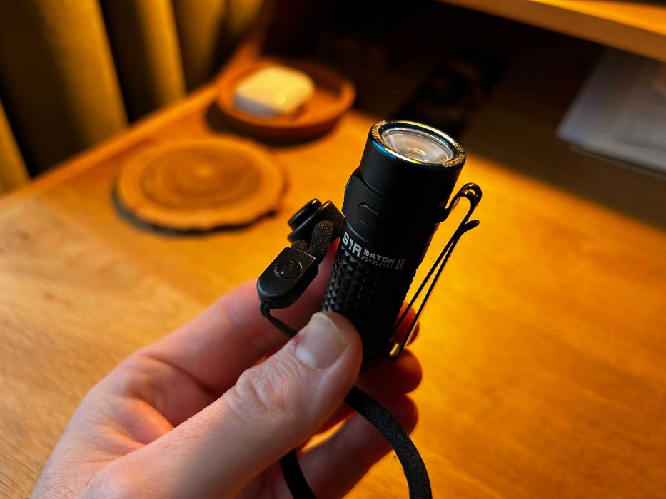 Olight S1R Baton II – kompaktowa latarka EDC, nowa + kabel USB
