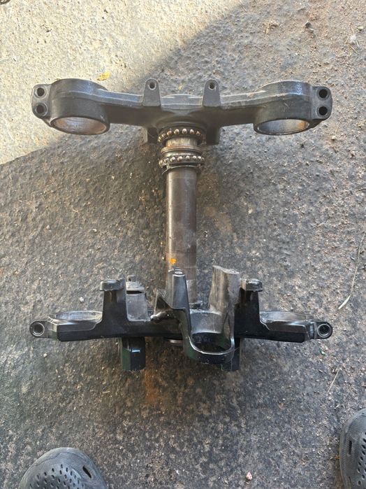 Траверса верхня та нижня на Kawasaki z750 07-11 року