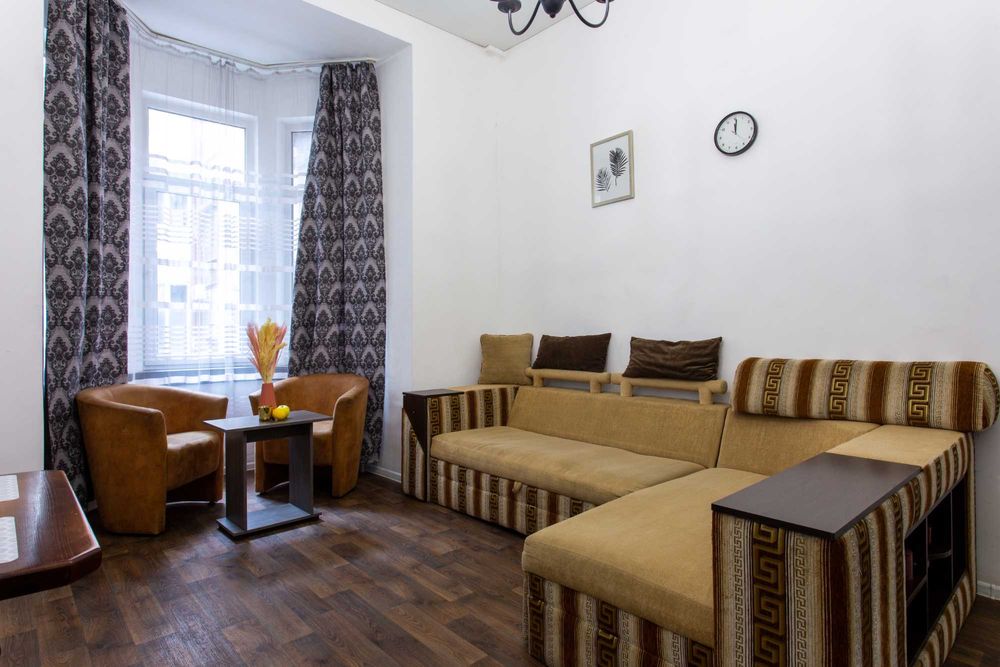 Двокімнатна квартира поряд з ТРЦ Nikolsky подобово/ майдан Конституції