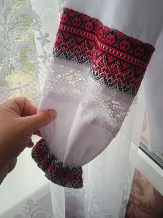 Вишитий костюм для дівчинки