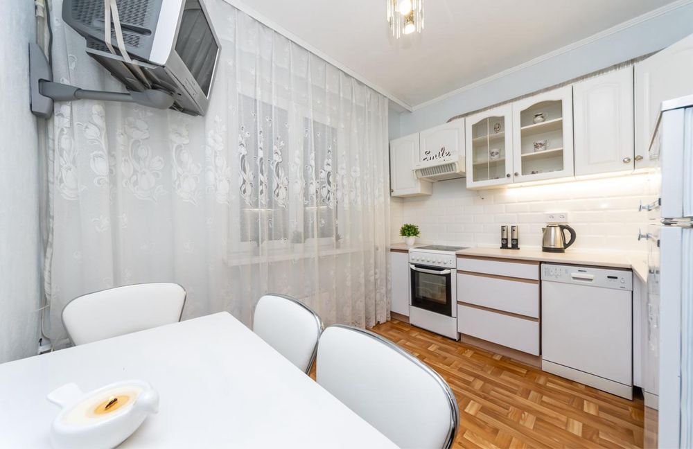 Подобово.Двукімнатна на 6 осіб.Позняки-10хв,Харьківська,Ахматової, 19