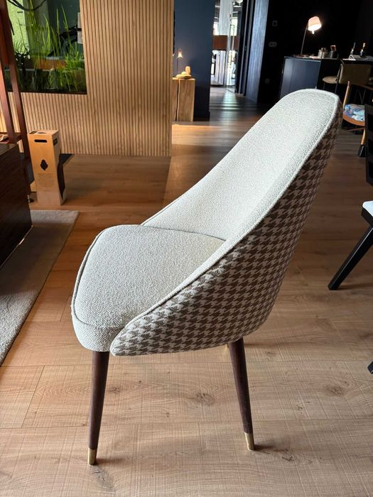 Cadeira em tecido bege