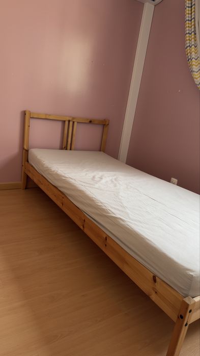 Cama individual em madeira