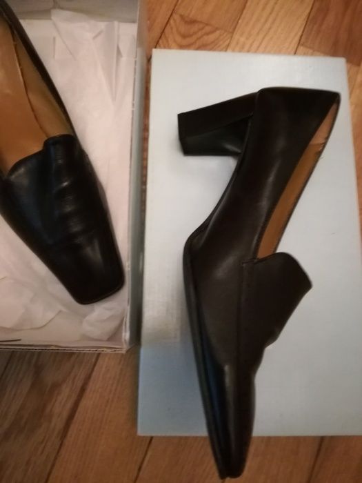 Sapatos pretos em pele traje académico