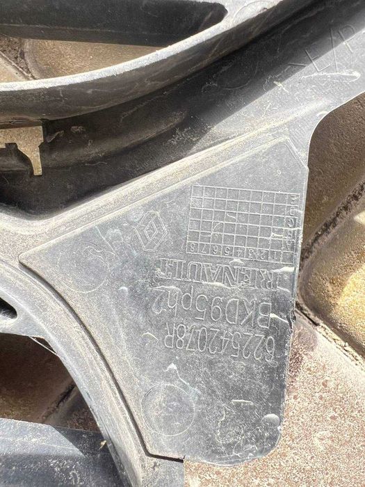 Решітка бампера передня центральна 622542078R Renault Рено