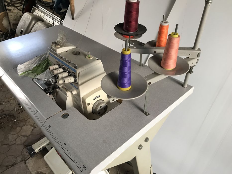 Overlock pięcionitkowy Juki MO-3616.