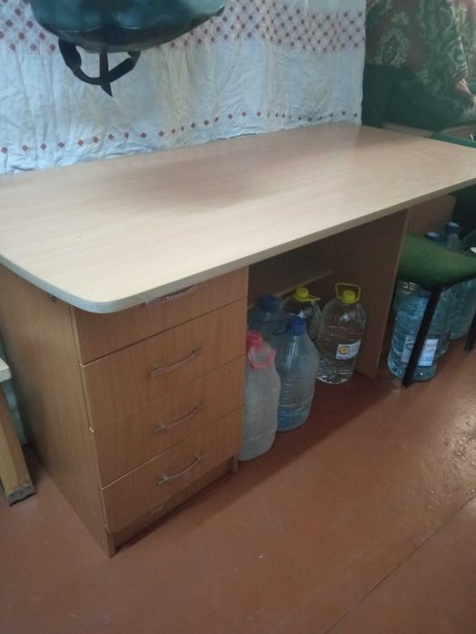 Письмовий  стіл з тумбами та полочкою.  Розмір 142х70. Гарний стан.