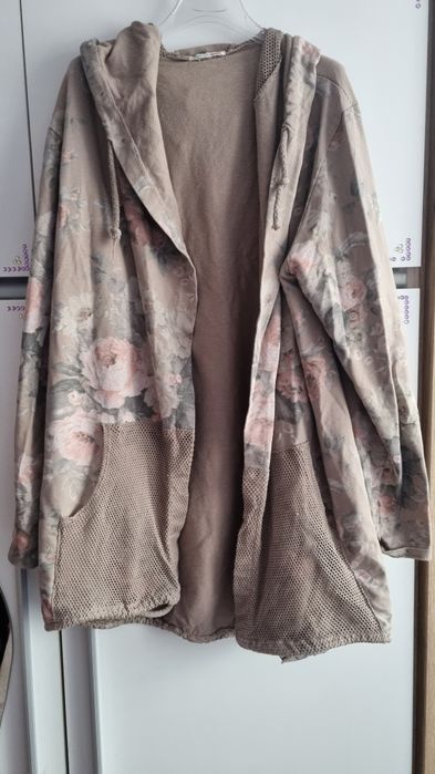 Piękna włoska bluza w kwiaty.