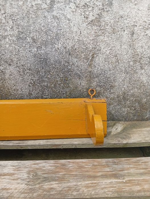 Cabide antigo em madeira, em amarelo mostarda,  com três ganchos