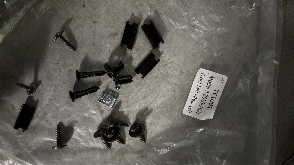 Брызговик задний левый Тесла 3 от 2016 до 2021 года