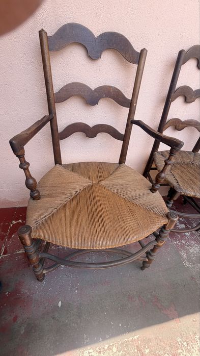 5 Cadeiras e 1 poltrona “ Fauteuil bonne femme Provençal “origem Sul de França.”  em bom estado + 2 por arranjar