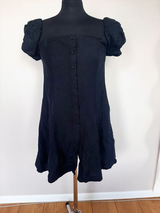 Czarna krótka sukienka z lnem 54% i wiskozą zapinana z przodu na guzik