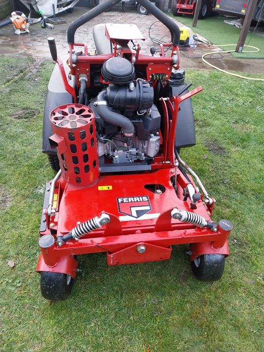 Dom ogród kosiarka i kosy