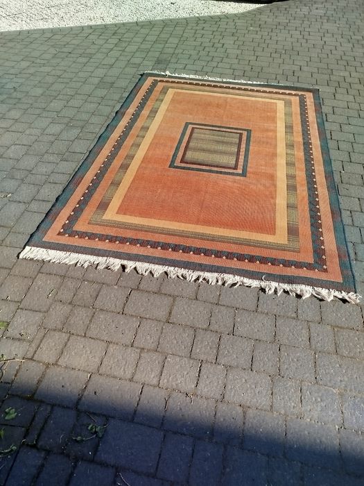Ładny dywan produkcji polskiej czysty zadbany